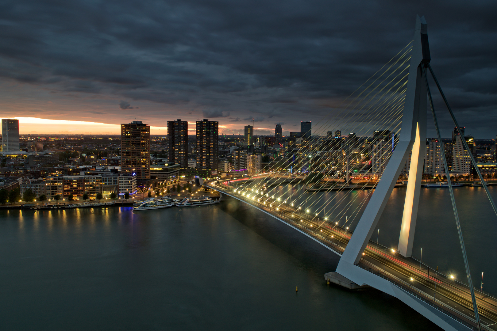 Skyline mit Brücke