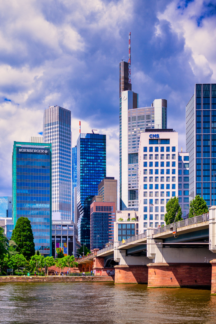 Skyline mit Brücke