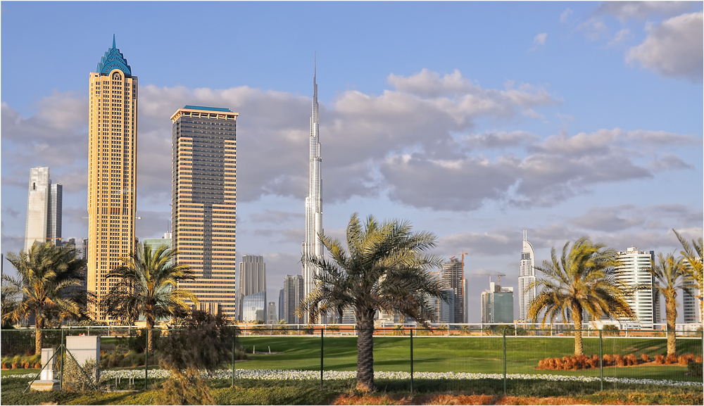 SKYLINE MIT BURJ KHALIFA