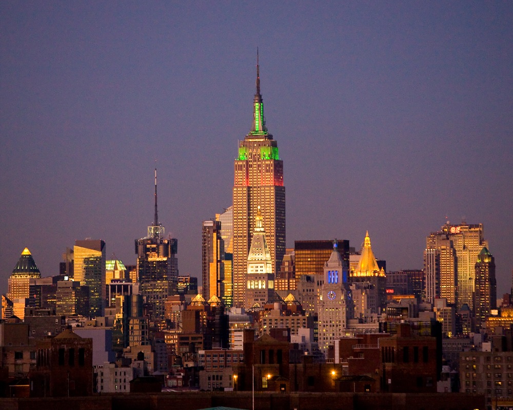 Skyline mit Empire State Building zur blauen Stunde