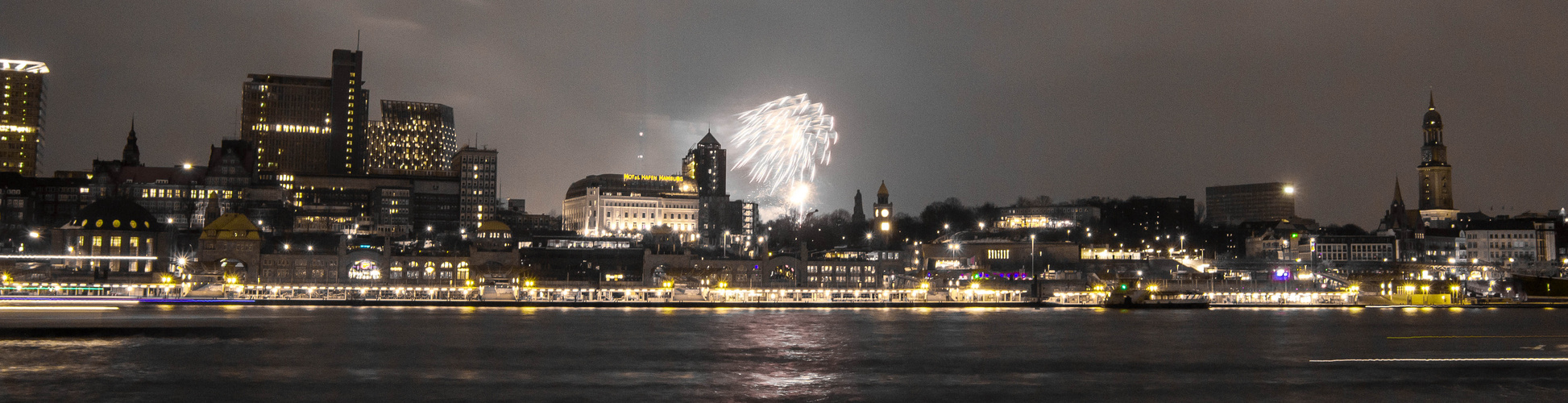 Skyline mit Feuerwerk