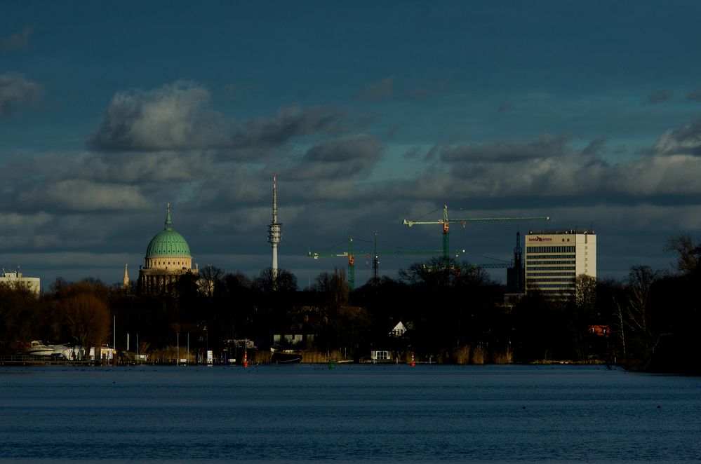 Skyline mit Kränen