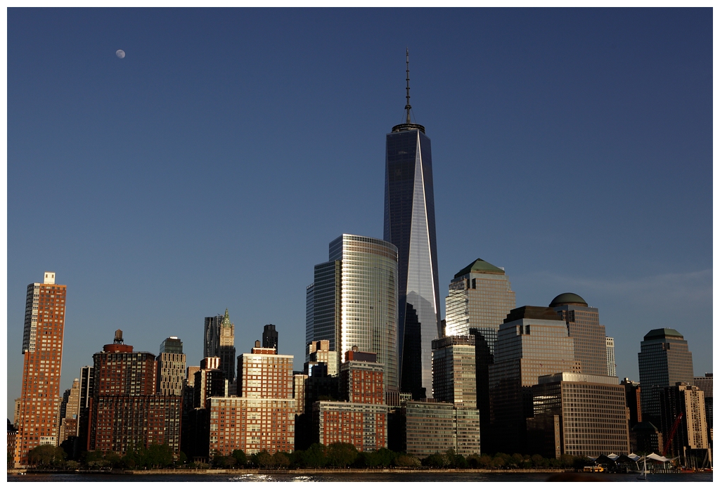 Skyline mit Mond