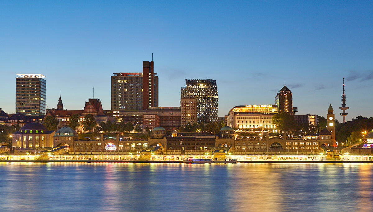 Skyline mit St. Pauli Landungsbrücken von Hamburg (Deutschland) zur blauen Stunde