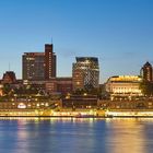 Skyline mit St. Pauli Landungsbrücken von Hamburg (Deutschland) zur blauen Stunde