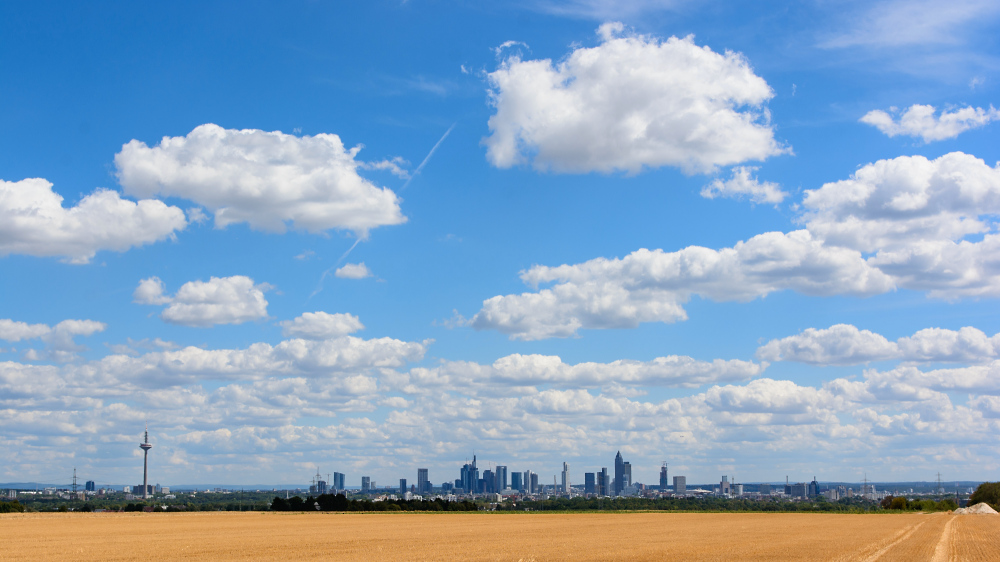 Skyline mit Wolken