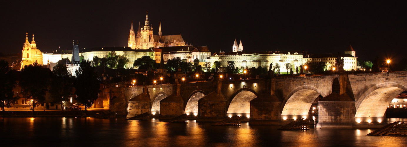 Skyline Prag: Karlsbrücke und Prager Burg