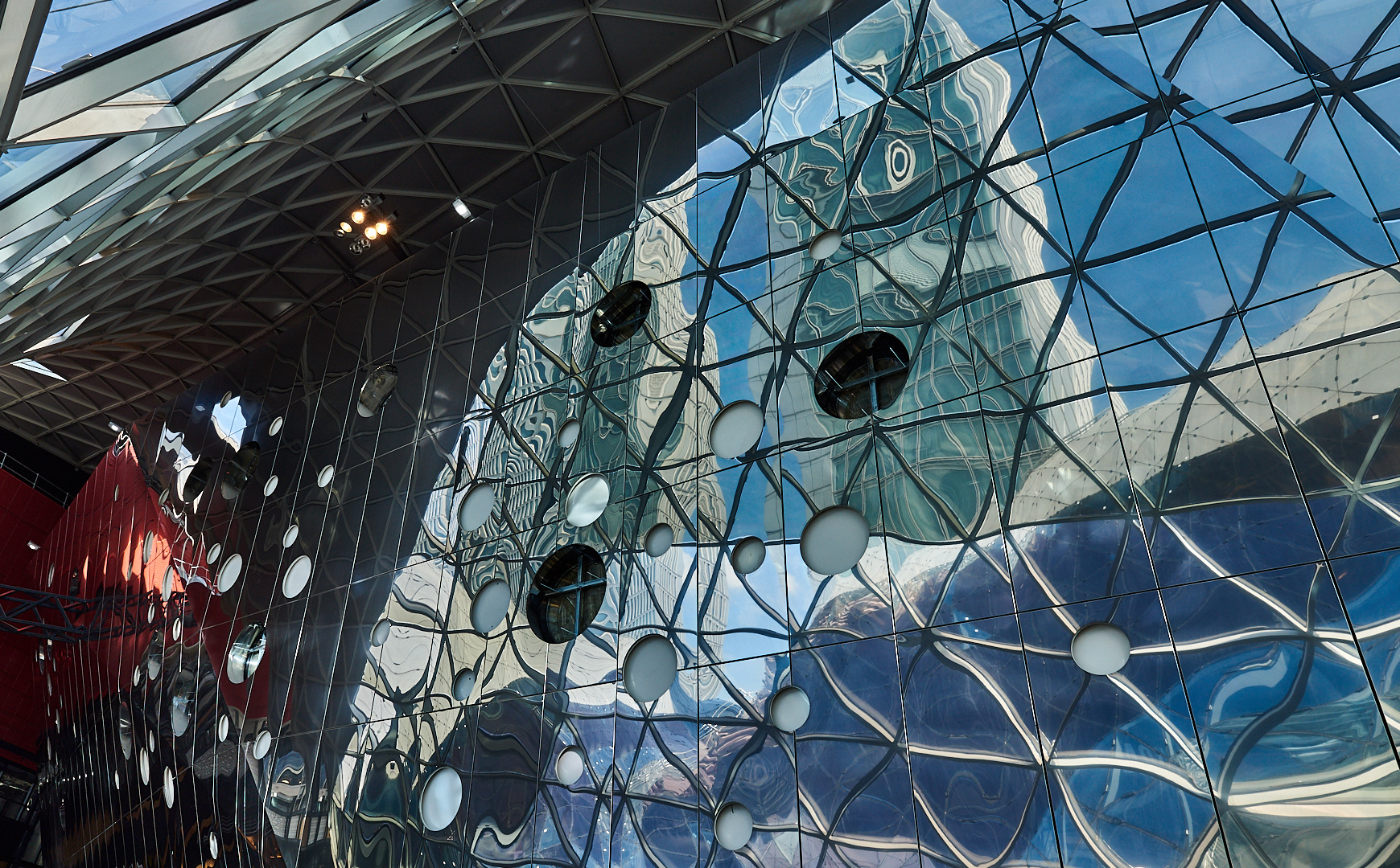 Skyline-Spiegelung im MyZeil in Frankfurt am Main, es ist das Multi-Marken-Center...