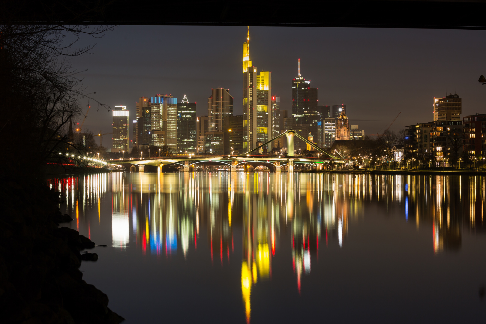 Skyline Spiegelungen unter der Deutschherrnbrücke