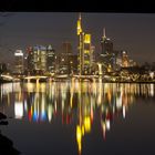 Skyline Spiegelungen unter der Deutschherrnbrücke