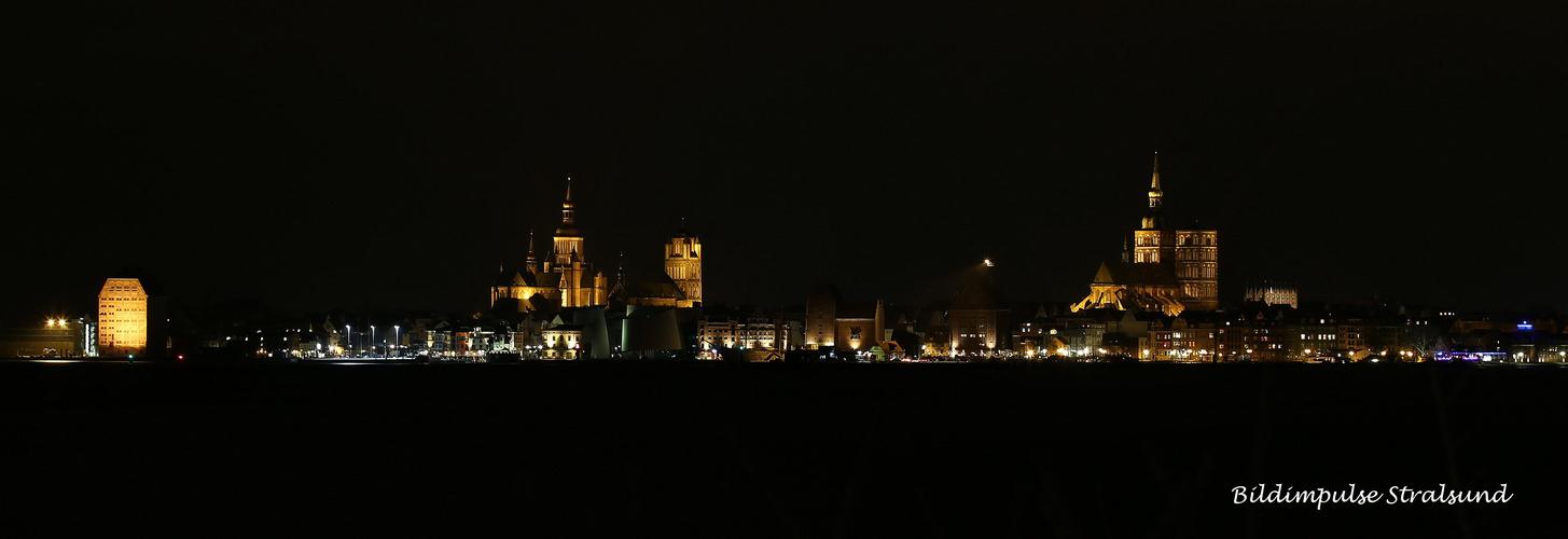 Skyline Stralsund bei Nacht