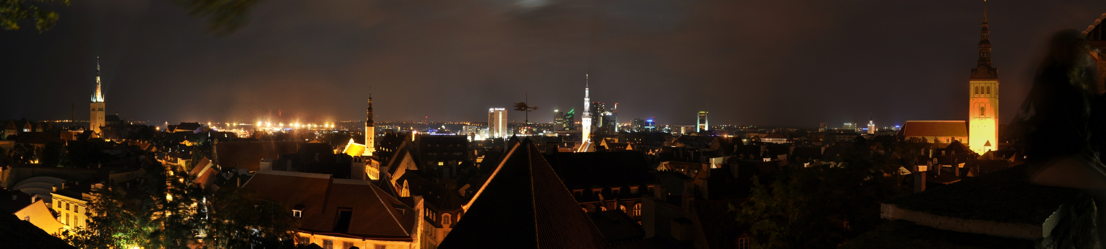 Skyline Tallinn bei Nacht