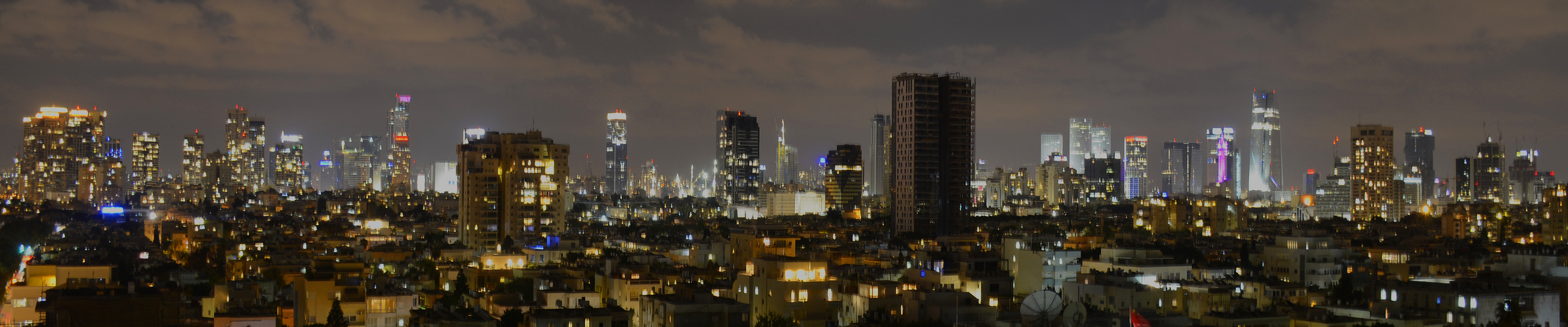 Skyline Tel Avivs bei Abenddämmerung