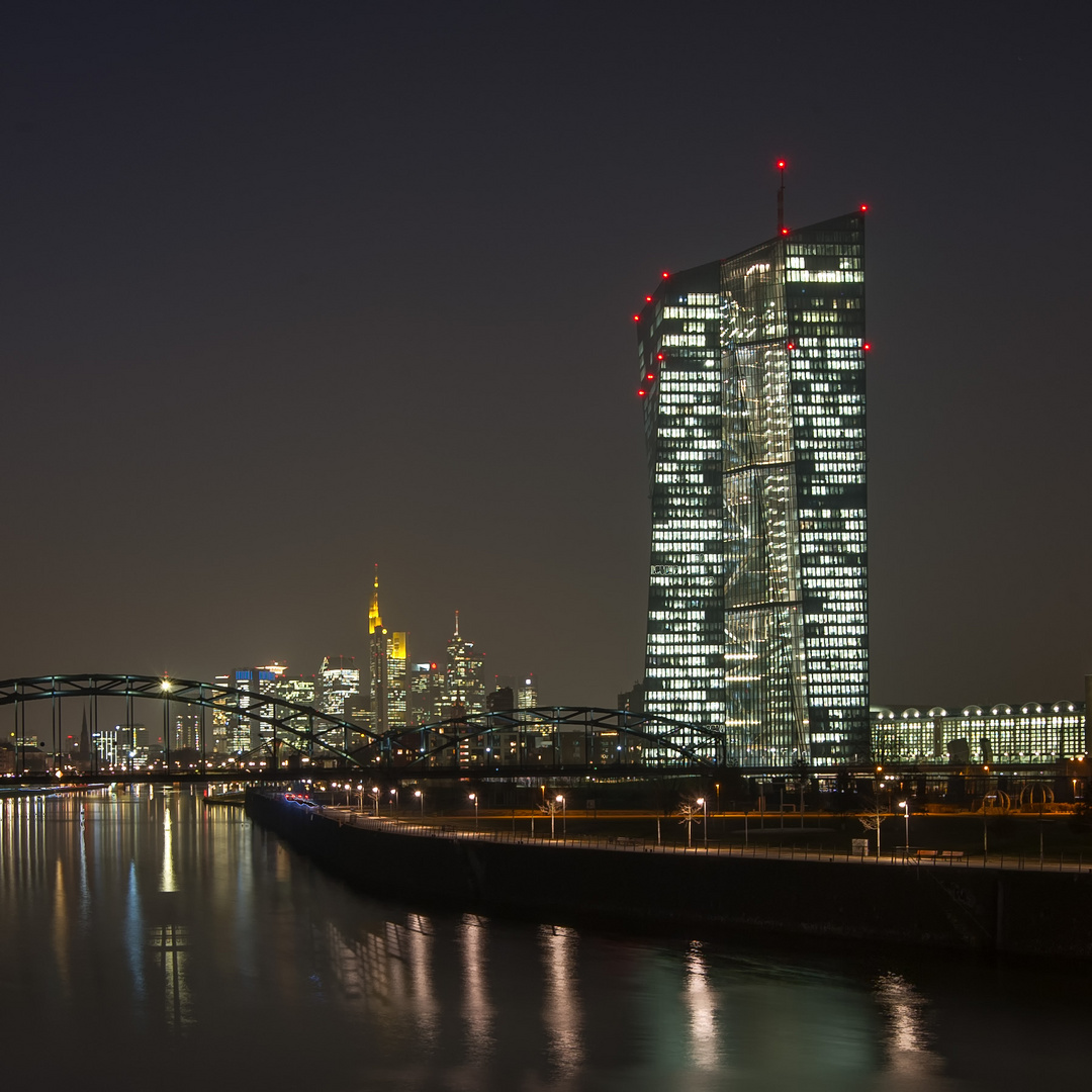 Skyline und Europäische Zentralbank bei Nacht