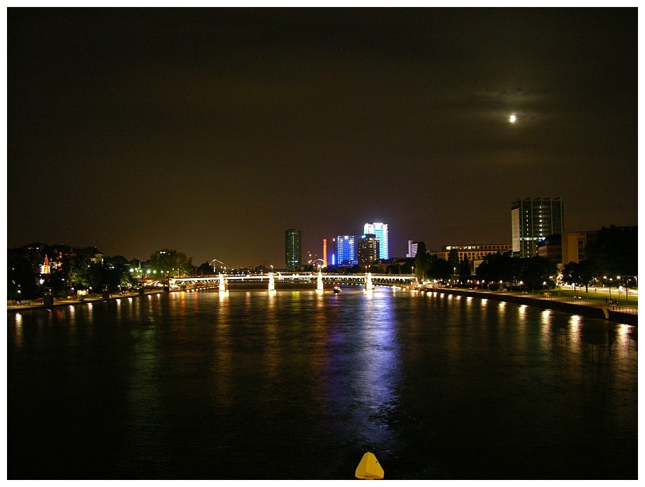 Skyline und Main bei Nacht mit Mondschein