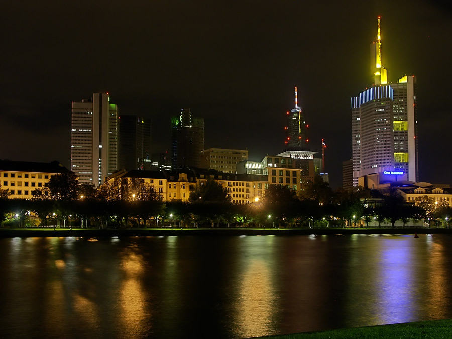 Skyline vom Mainufer aus