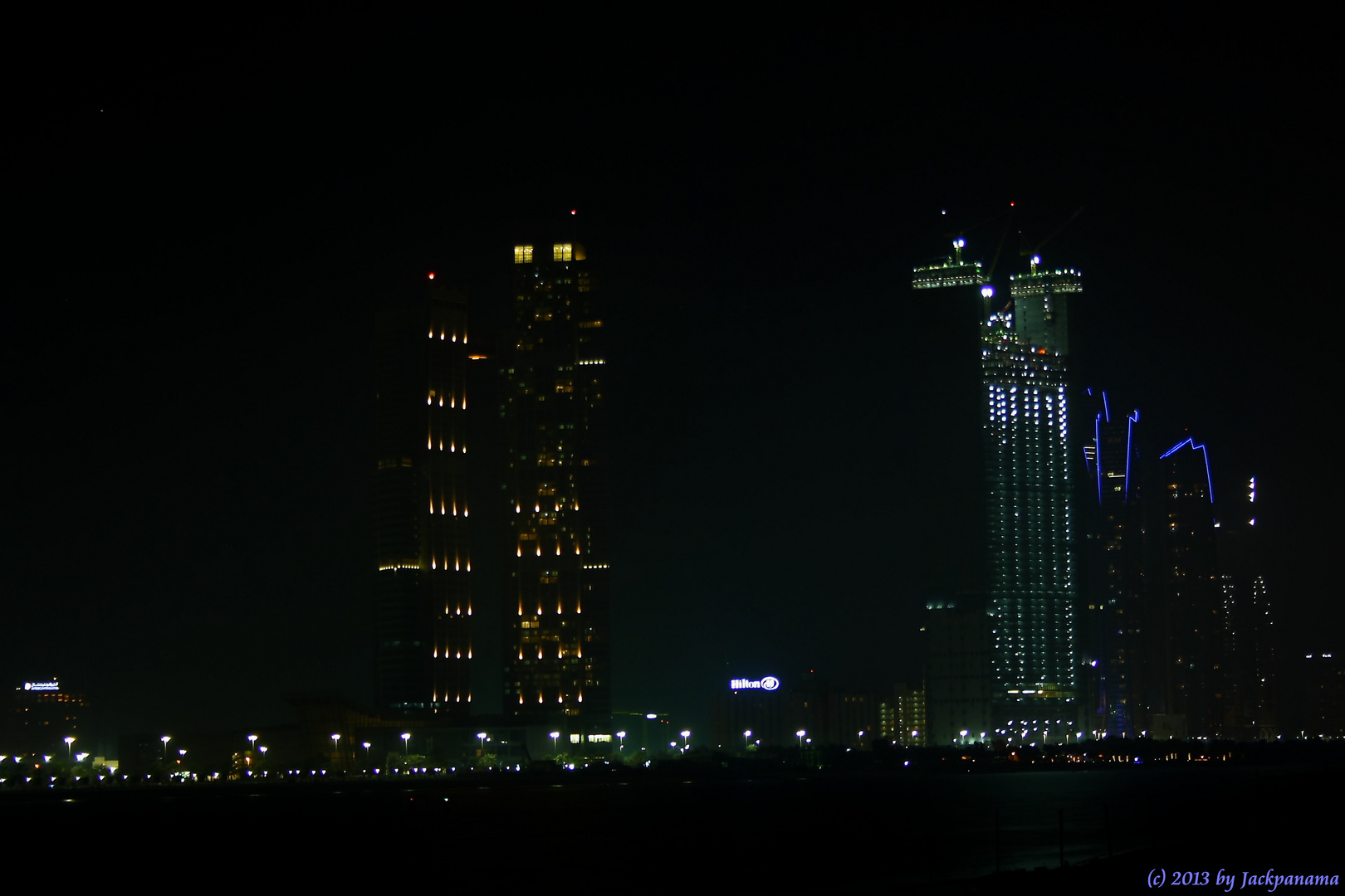 Skyline von Abu Dhabi bei Nacht (2)