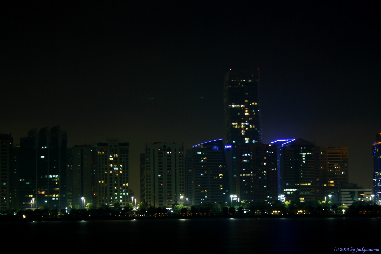 Skyline von Abu Dhabi bei Nacht (3)