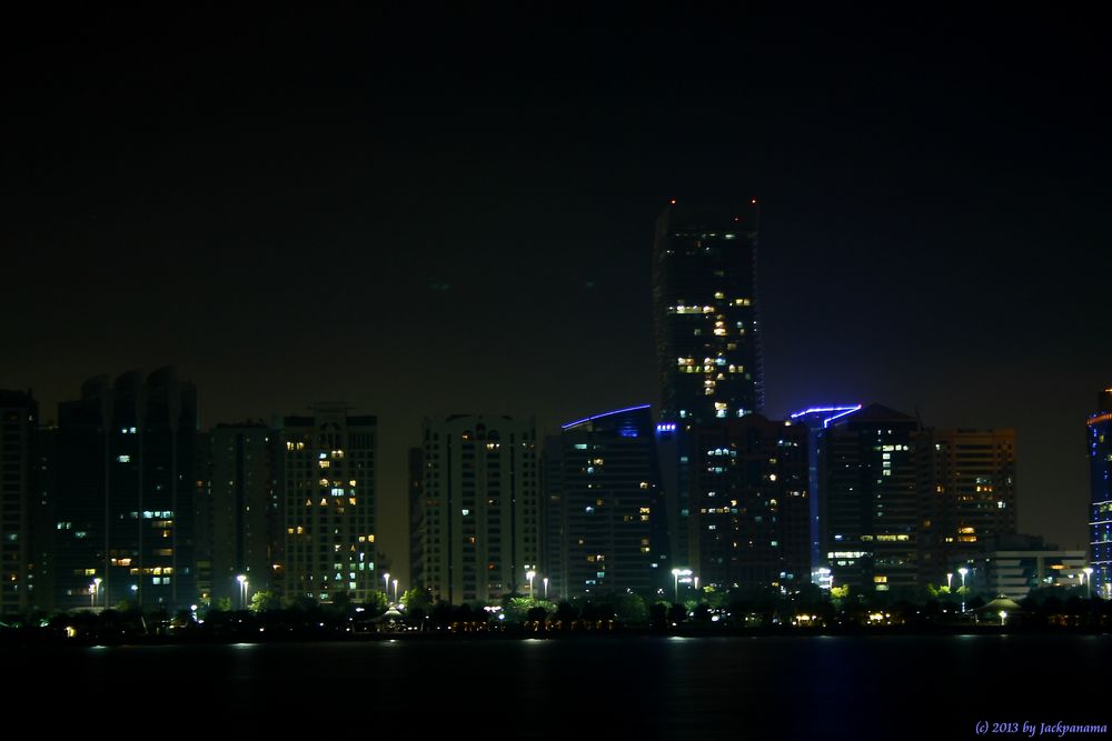 Skyline von Abu Dhabi bei Nacht (3)