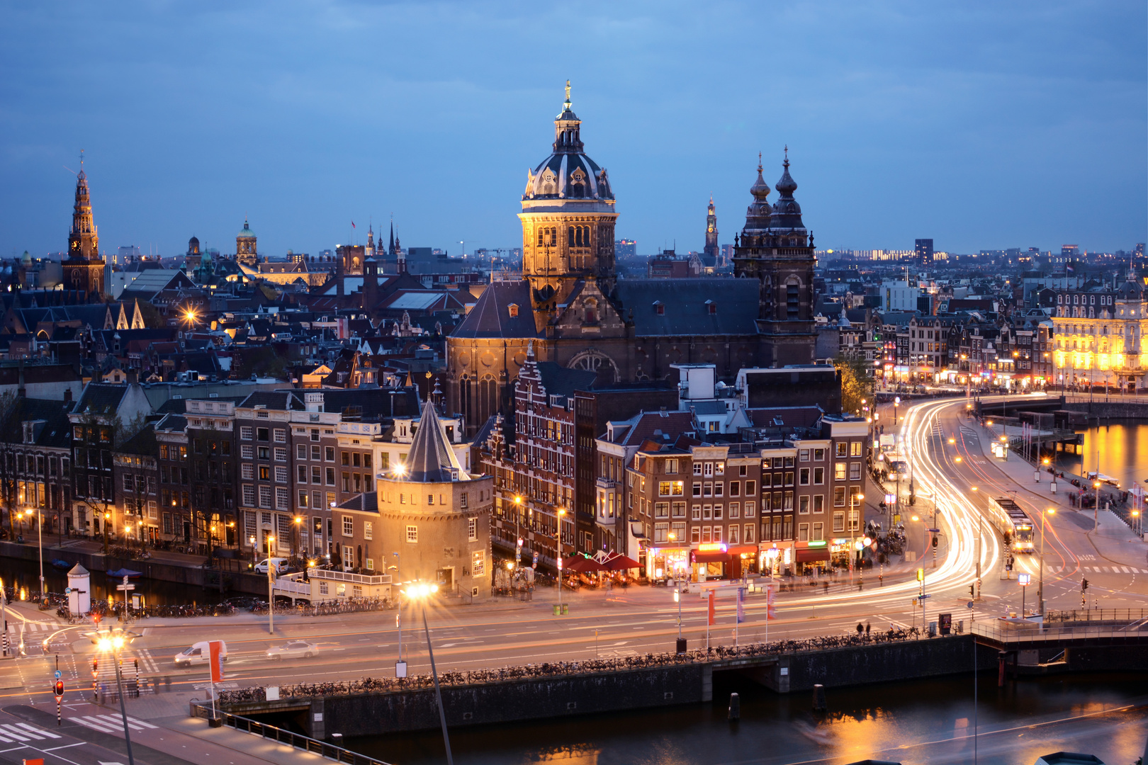 Skyline von Amsterdam bei Nacht