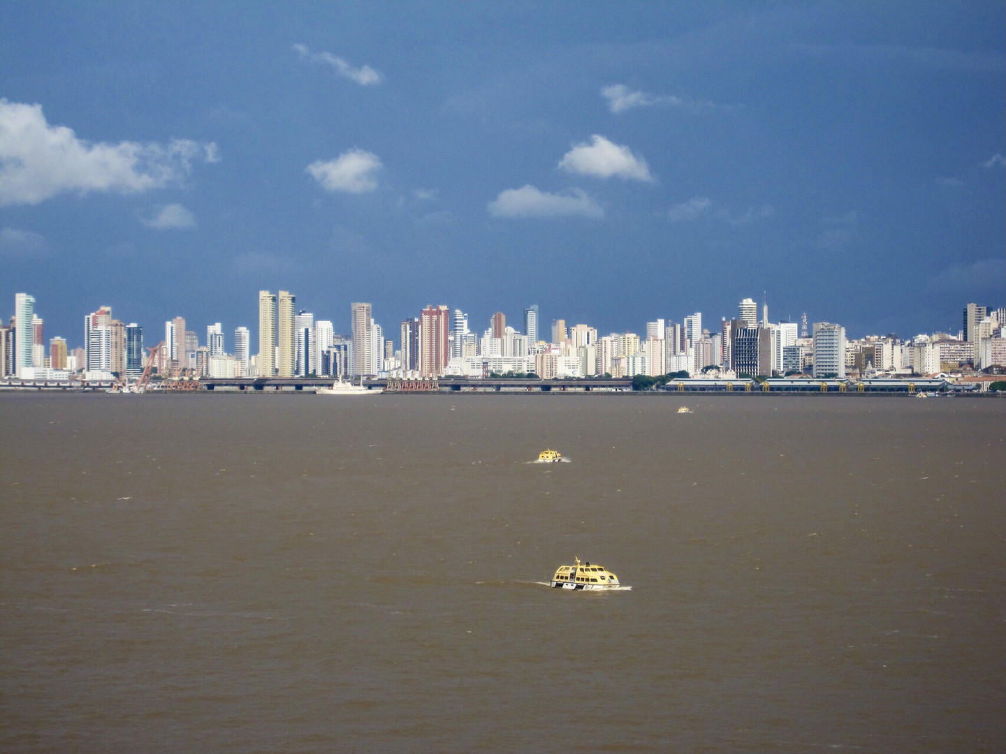 Skyline von Belem in Brasilien mit gelben Tenderbooten