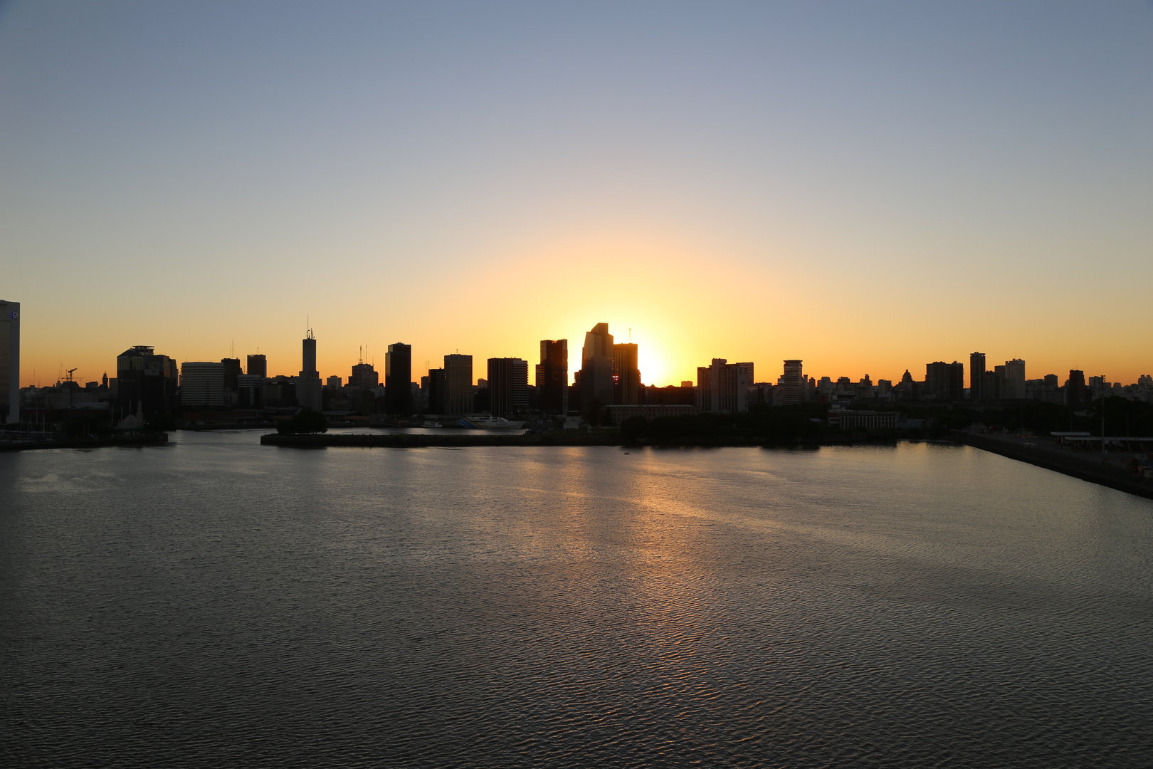 Skyline von Buenos Aires in der Abenddämmerung