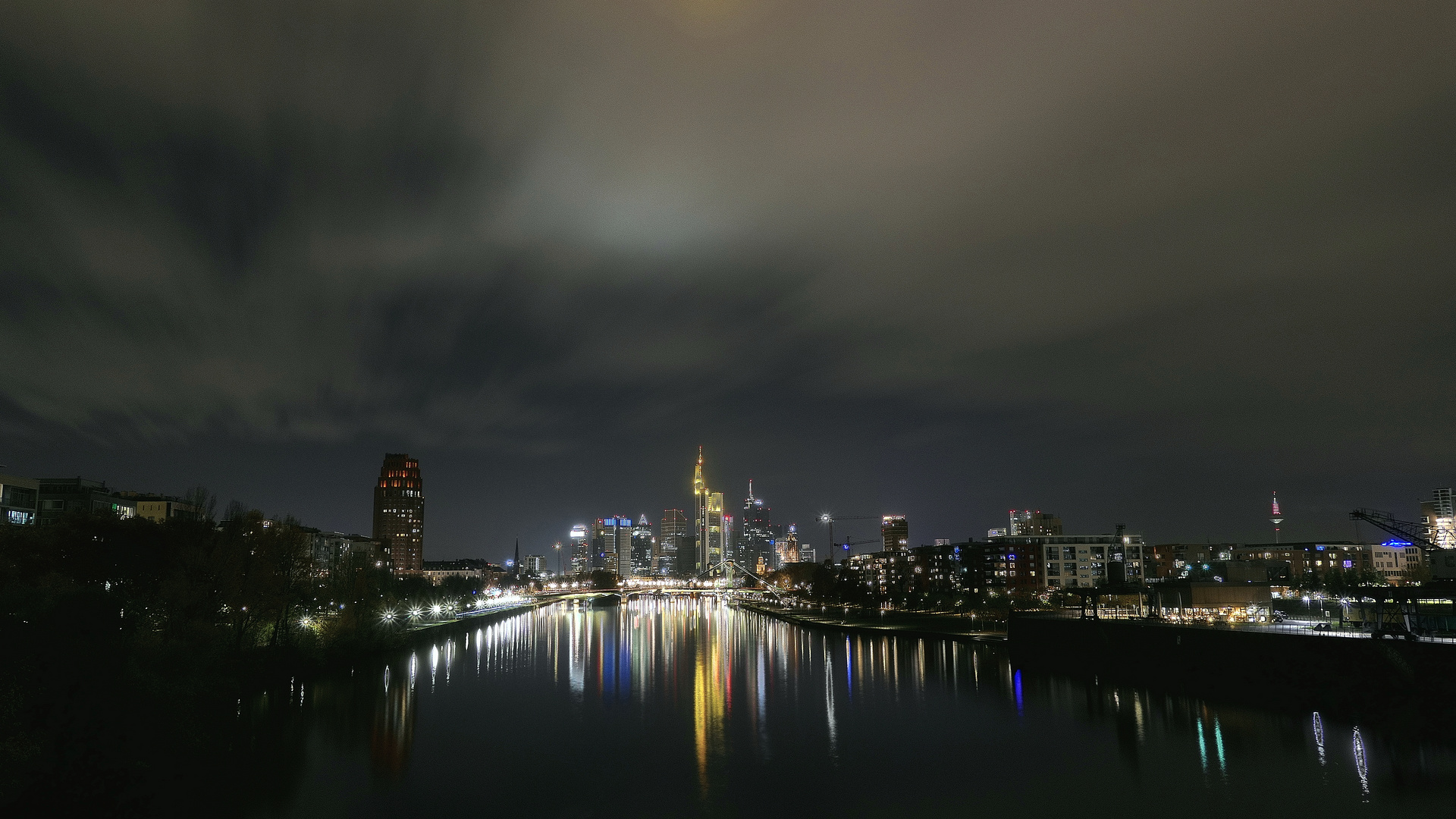 Skyline von der Eisenbahnbrücke aus