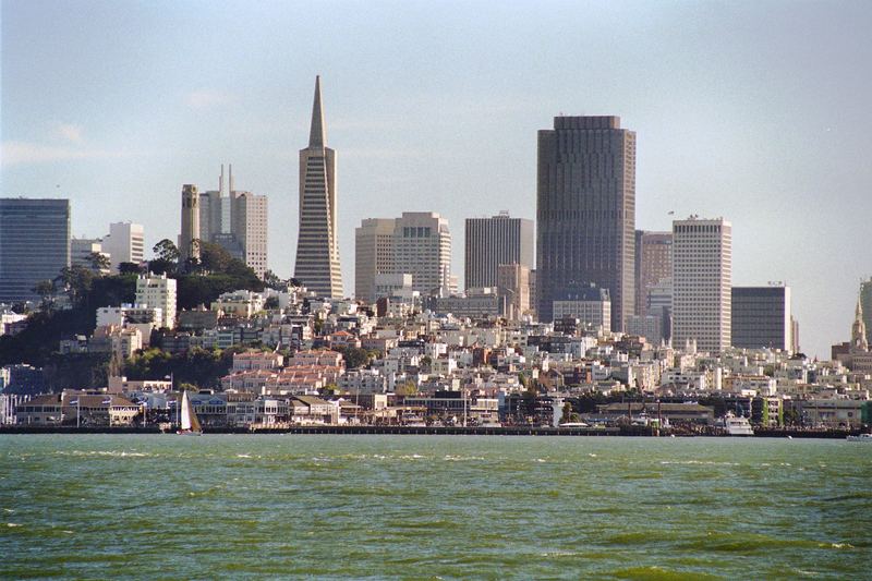 Skyline von der Fähre aus fotografiert