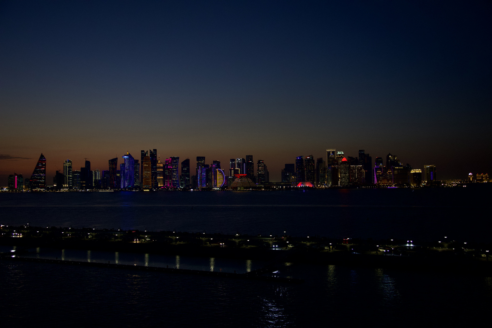 Skyline von Doha am Abend