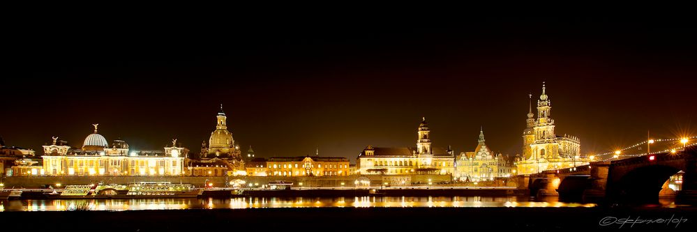 skyline von dresden bei nacht