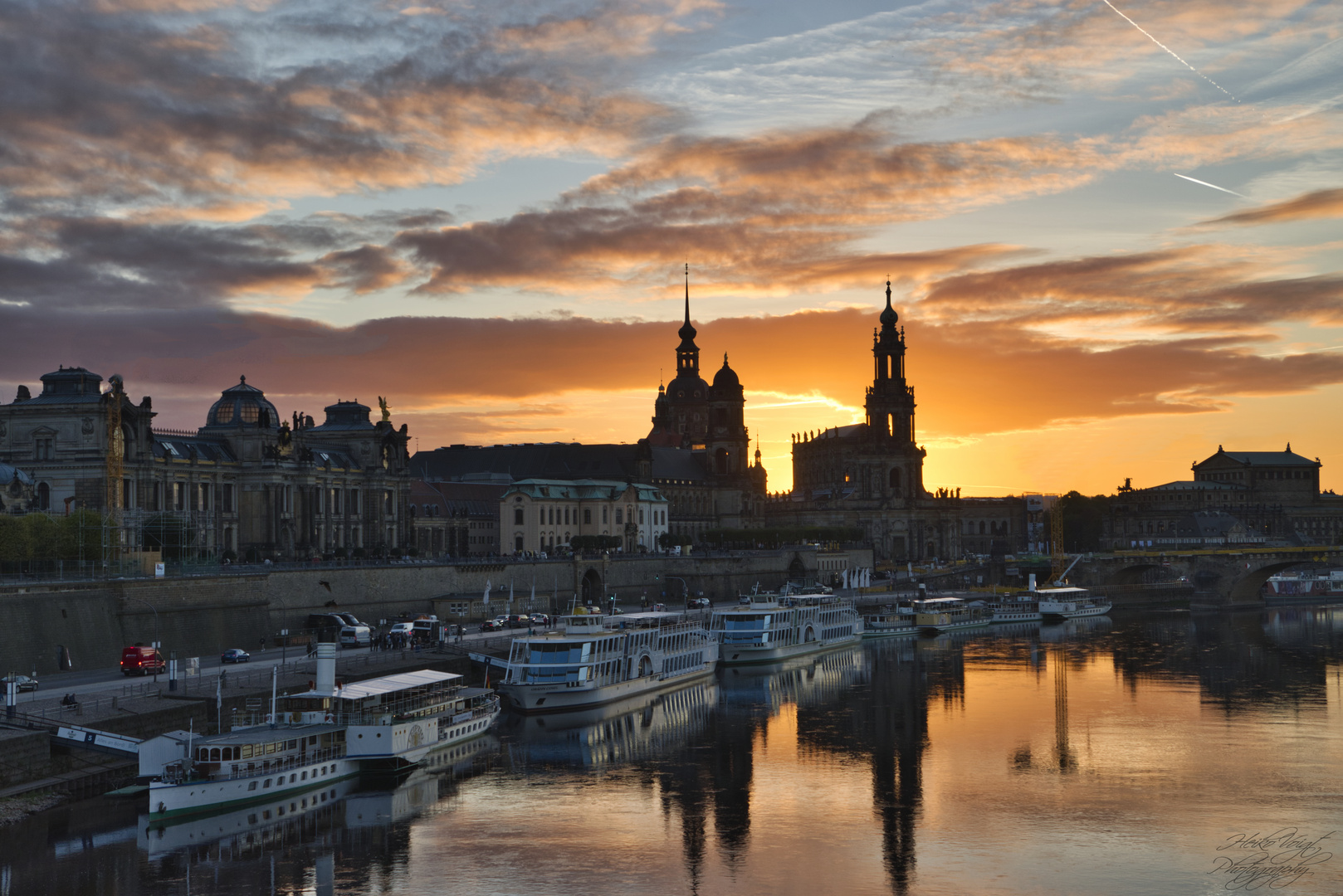 Skyline von Dresden im Abendrot