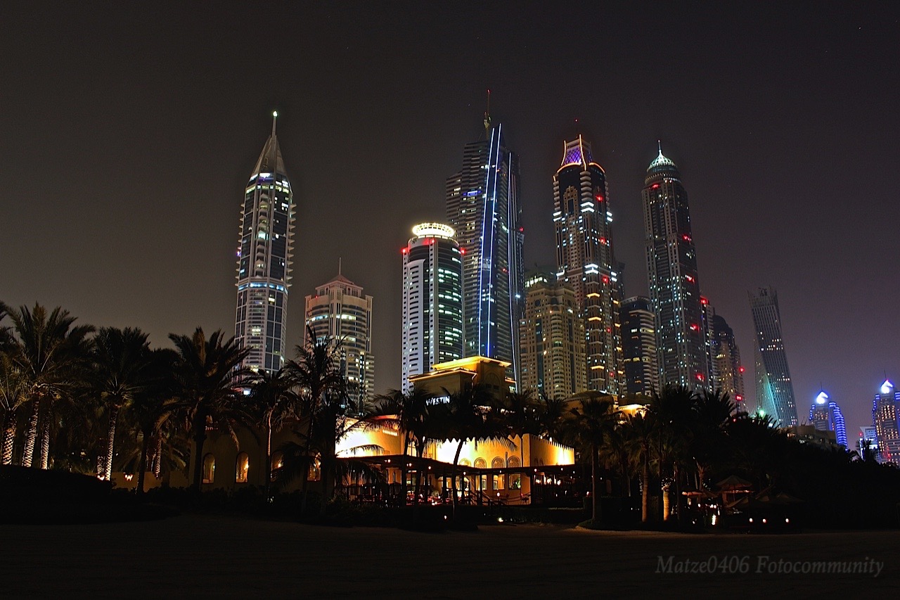 Skyline von Dubai bei Nacht