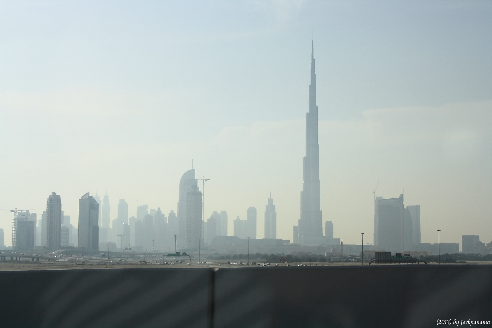 Skyline von Dubai im leichten Nebel