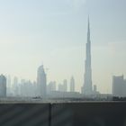Skyline von Dubai im leichten Nebel