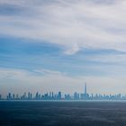 Skyline von Dubai vor dem Sonnenaufgang in der Blauen Stunde