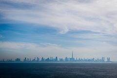 Skyline von Dubai vor dem Sonnenaufgang in der Blauen Stunde