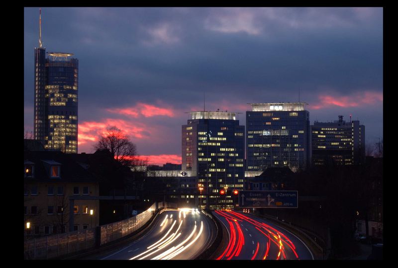 Skyline von Essen und Ruhrschnellweg in winterlicher Abendstimmung