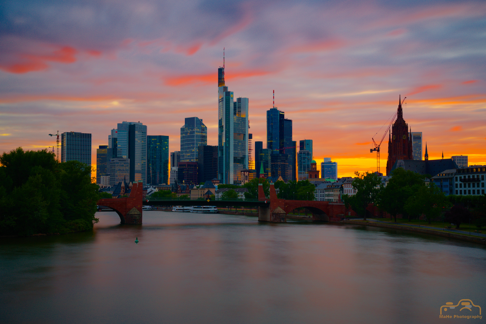 Skyline von Frankfurt am Main im Sonnenuntergang