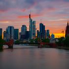 Skyline von Frankfurt am Main im Sonnenuntergang
