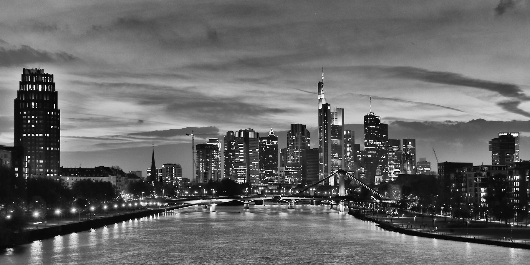 Skyline von Frankfurt am Main in der Abenddämmerung