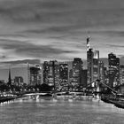 Skyline von Frankfurt am Main in der Abenddämmerung