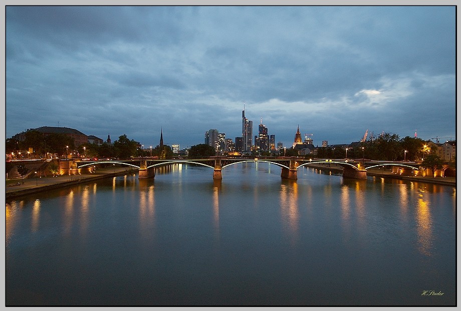 Skyline von Frankfurt am späten Abend