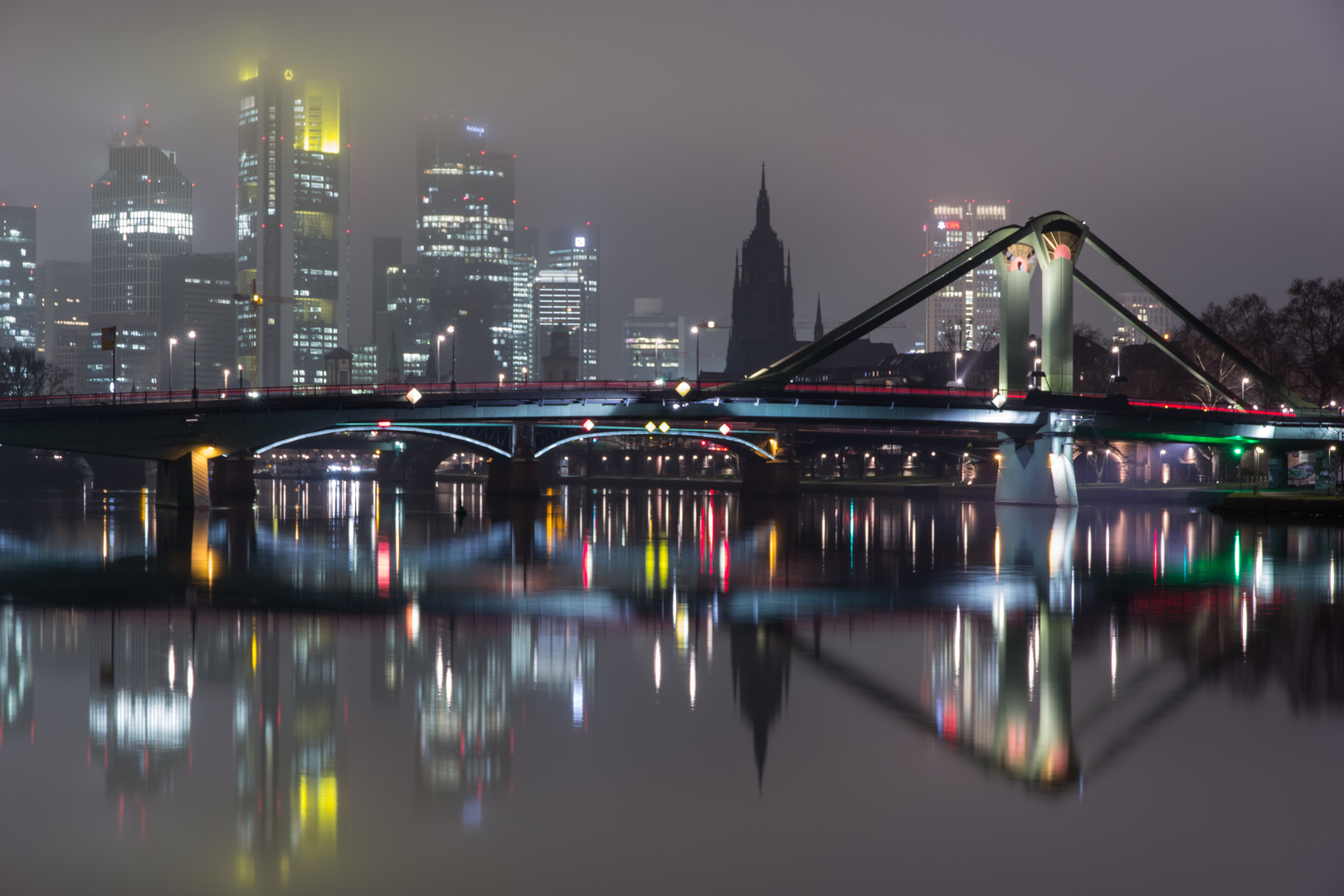 Skyline von Frankfurt im Nebel - 2