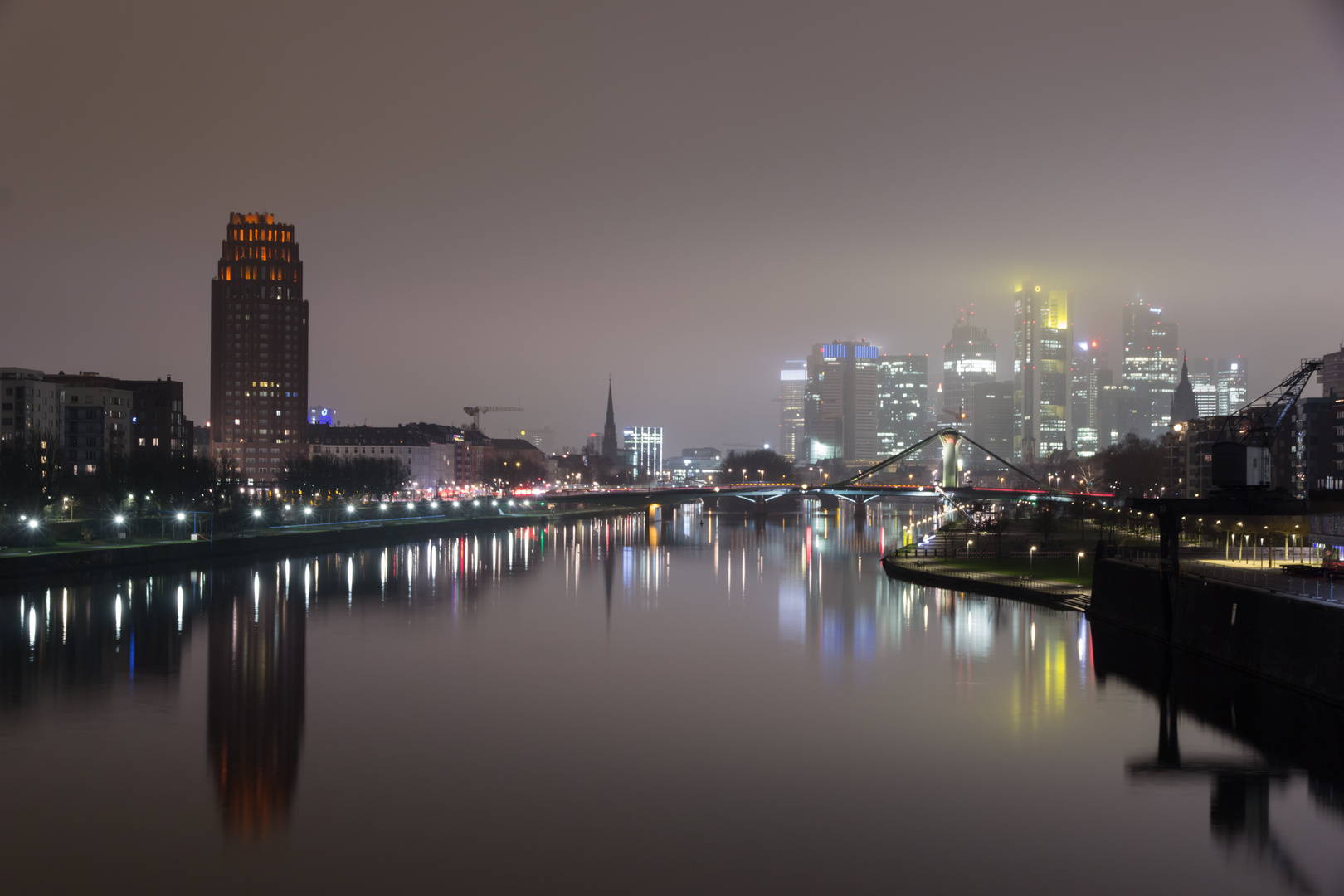 Skyline von Frankfurt im Nebel