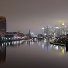 Skyline von Frankfurt im Nebel