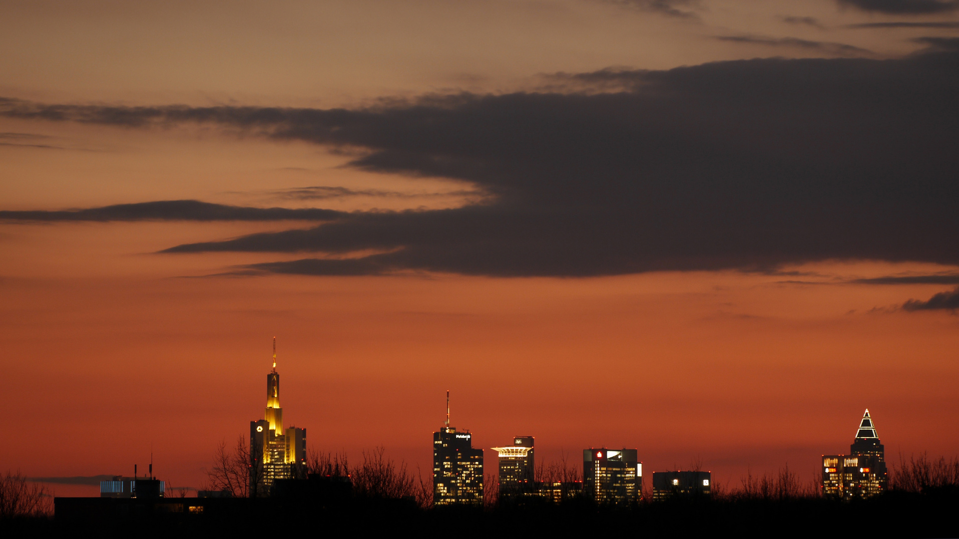 Skyline von Frankfurt Main im Abendrot an einem Winterabend im Februar 2016