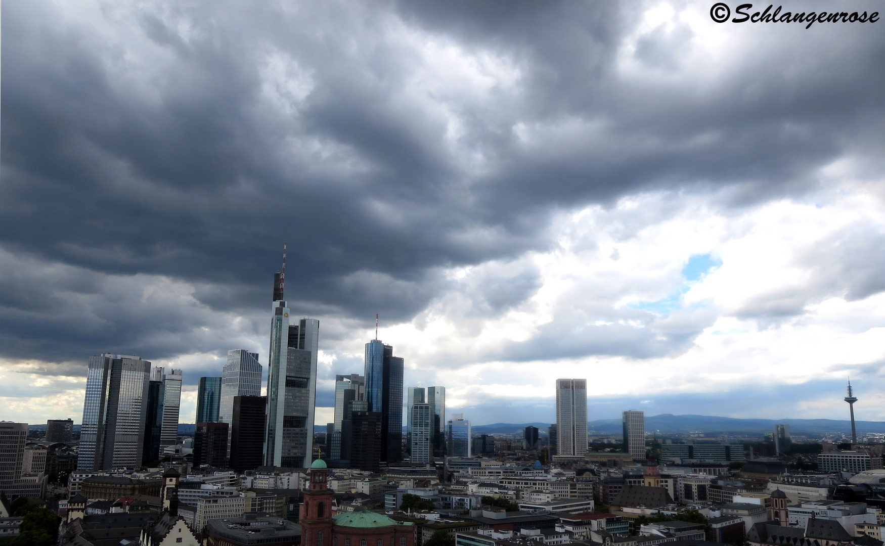 Skyline von Frankfurt unter sich zuziehendem Himmel