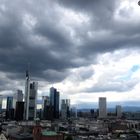 Skyline von Frankfurt unter sich zuziehendem Himmel