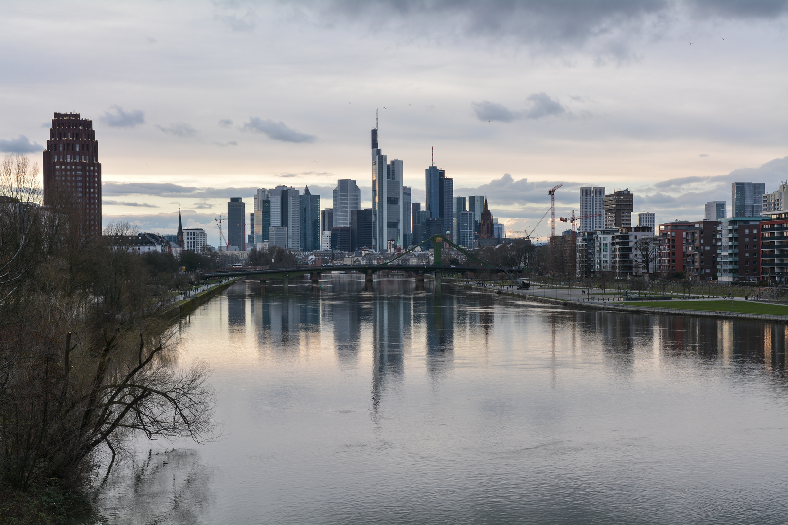 Skyline von Frankfurt von der Deutschherrnbrücke aus (März 2016)