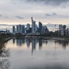 Skyline von Frankfurt von der Deutschherrnbrücke aus (März 2016)